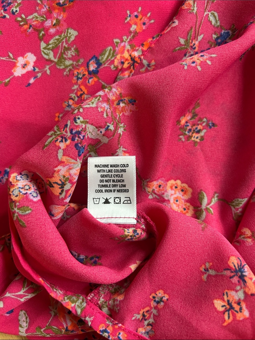 🌸3 FOR $20🌸
Cynthia Steffe Hot Pink Floral Split V-Neck Cap-Sleeve Blouse - Picture 7 of 8